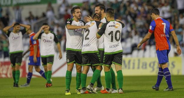  Rafa de Vicente, Buñuel y Enzo Lombardo felicitan a Jordi Figueras por el gol del pasado sábado. Al fondo, Olaortua y Sergio Ruiz, sorprendidos por la factura del tanto.