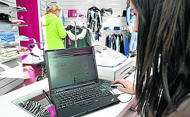 La subida del SMI a 900 euros al mes divide a los agentes sociales. 