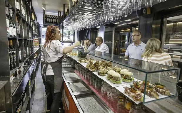 Comedor del restaurante, con la cocina vista al fondo, ejemplo de transparencia. 