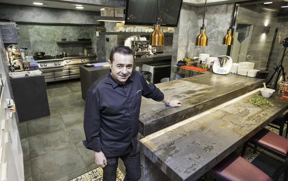 Nacho Basurto, en la cocina vista de su nuevo negocio en el que se han cuidado todos los detalles así como la elección de los materiales para dar un aire moderno. 
