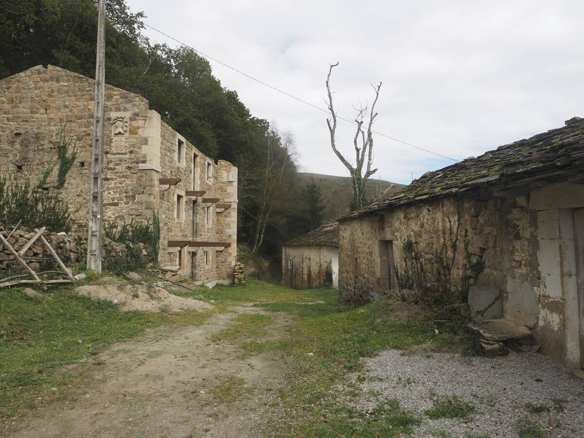 La zona de los Valles Pasiegos brilla con luz propia con la llegada de la estación otoñal.