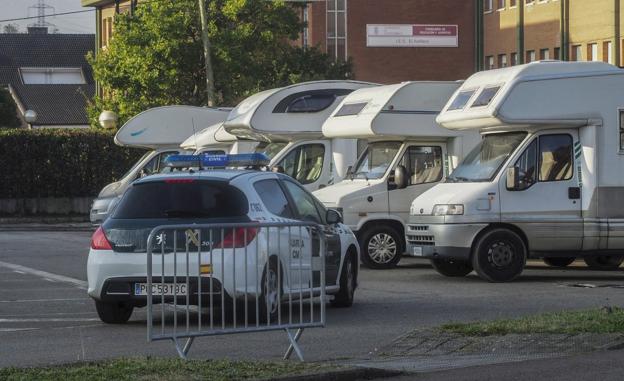 Un coche de la Guardia Civil se sitúa frente a las caravanas de los detenidos, precintadas y estacionadas ante el cuartel de El Astillero. 