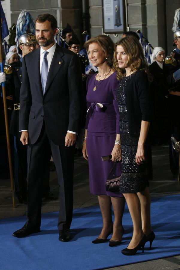 Doña Letizia durante la entrega de los Premios Príncipe de Asturias del año 2009 en el Teatro Campoamor de Oviedo acompañada del Príncipe Felipe y la Reina Sofía