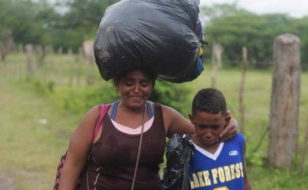 Migrantes hondureños se preparan para cruzar la frontera del El Salvador.