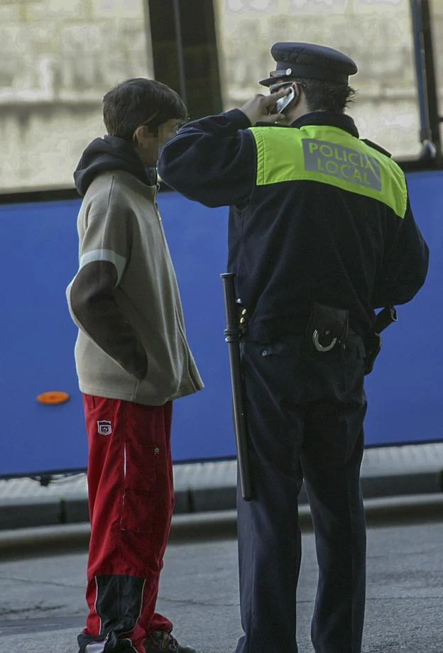 Un agente local identifica a un menor. 