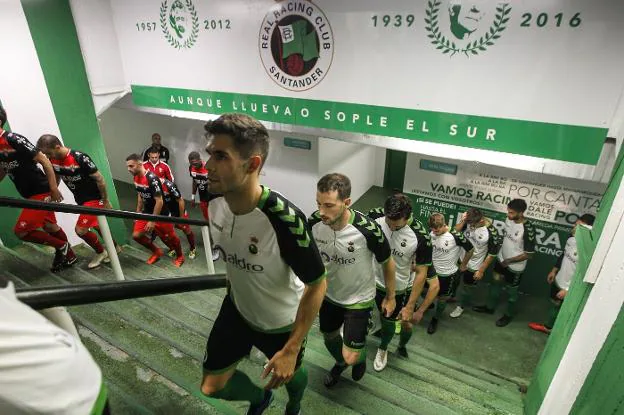 Los jugadores del Racing, antes de salir al campo en la tercera ronda de Copa ante el Logroñés. 