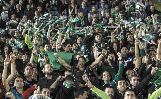 Aficionados del Racing en el partido de Copa del Rey ante el Logroñés.