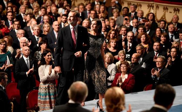El Rey Felpie VI y la Reina Letizia han presidio los Premios Princesa de Asturias en el teatro Campoamor de Oviedo.