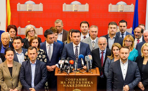 El primer ministro de la República de Macedonia, Zoran Zaev, conversa con los medios.