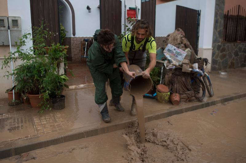 Las mejores imágenes de las lluvias torrenciales que han provocado la muerte de un bombero y numerosos destrozos en la provincia de Málaga