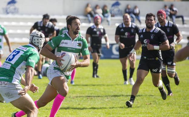 Poet lleva el oval junto a Mañero en el partido de este domingo en Valladolid.