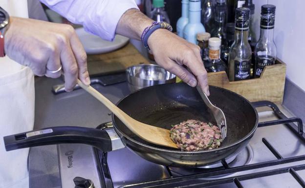 Ricardo Ezcurdia cocina a diario en su casa. 