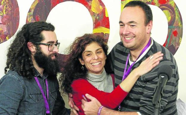 La secretaria general de Podemos, Rosana Alonso, abraza a José Ramón Blanco junto a Kevin Botejara. 