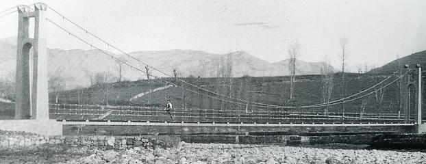 El alcalde de San Felices quiere recuperar lo que fue el puente colgante, una estructura emblemática del valle durante el siglo pasado. 