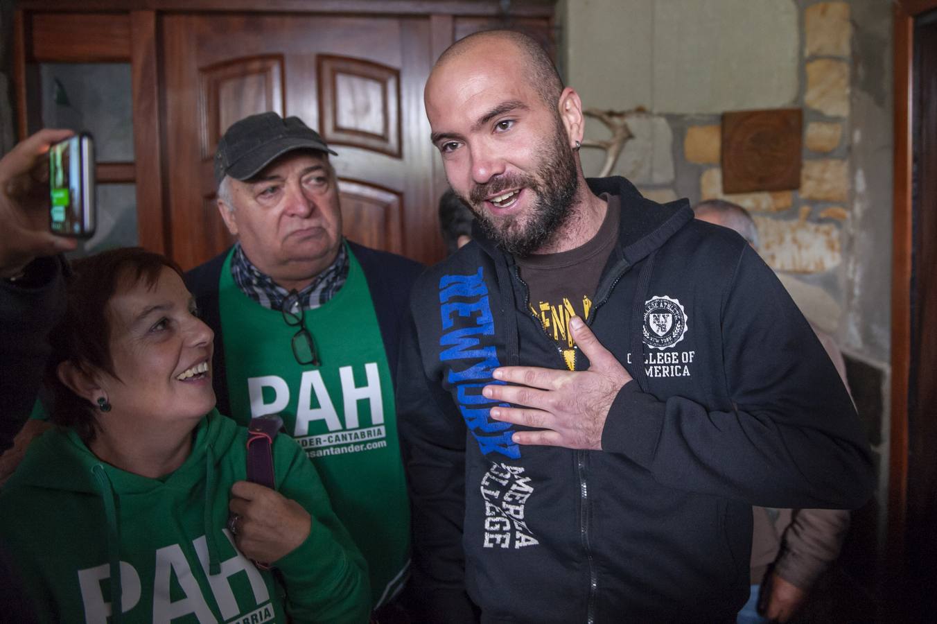 Escenas de emoción al conocerse la paralización del desahucio de la familia de Gama, la tercera vez que se suspende el desalojo, esta vez por «causas humanitarias»