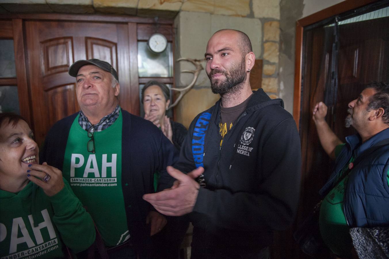 Escenas de emoción al conocerse la paralización del desahucio de la familia de Gama, la tercera vez que se suspende el desalojo, esta vez por «causas humanitarias»