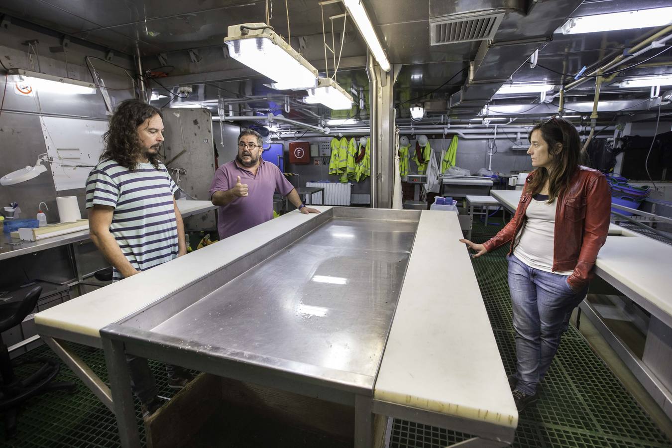 Alberto Serrano, Antonio Pnzón y Marián Blanco, en la sala donde analizan el pescado capturado.