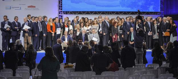 Fotografía de familia de todos los premiados ayer en la ceremonia de los BIC 2018 con la que se puso el broche final a la gala.