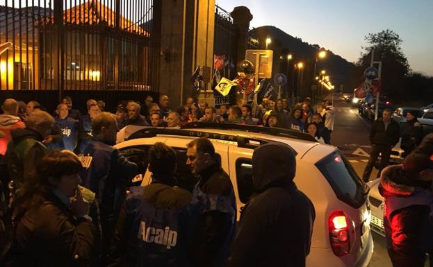 Trabajadores concentrados a las puertas de El Dueso esta mañana.