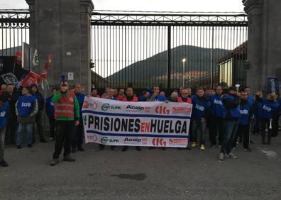 Imagen secundaria 1 - Los trabajadores, concentrados esta mañana a las puertas de El Dueso.