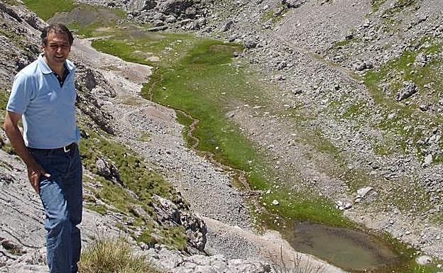 Jesús Cuevas, alcalde de Cillorigo de Liébana, junto al lugar en el que se ubicaba el antiguo lago de Ándara. 