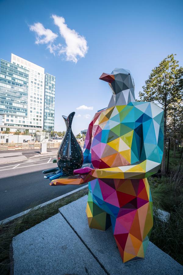 El Puerto Marítimo de Boston (Seaport) ha confiado en el artista contemporáneo santanderino Okuda San Miguel para culminar la transformación visual del bulevar portuario con su intervención escultórica Aire, mar y tierra.