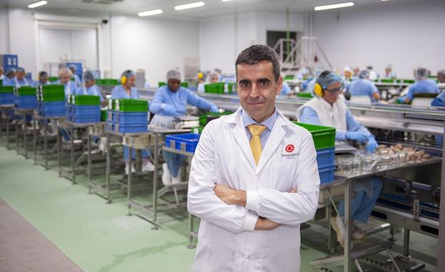 Ignacio Corral, ayer, en la planta que Grupo Consorcio posee en Santoña. 