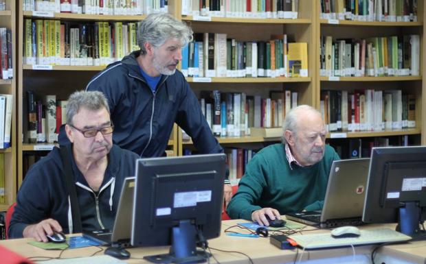 En Riotuerto las clases tienen lugar en la Biblioteca de La Cavada los lunes por la mañana. 