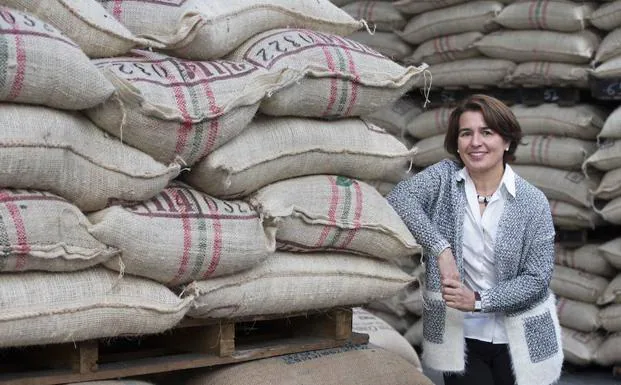 Rosario Baqué, consejera delegada del Grupo Dromedario, posa entre sacos de café en el almacén.