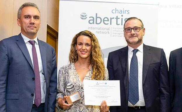 Elena Mora, en el centro, en el momento de recibir el premio.