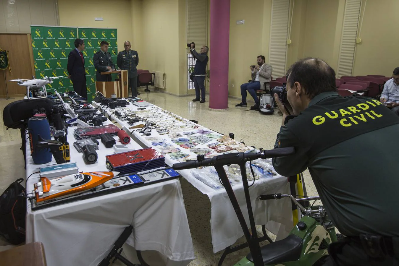 La Guardia Civil muestra la multitud de objetos robados por el clan afincado en caravanas en Astillero. Cuatro de los cabecillas están en prisión