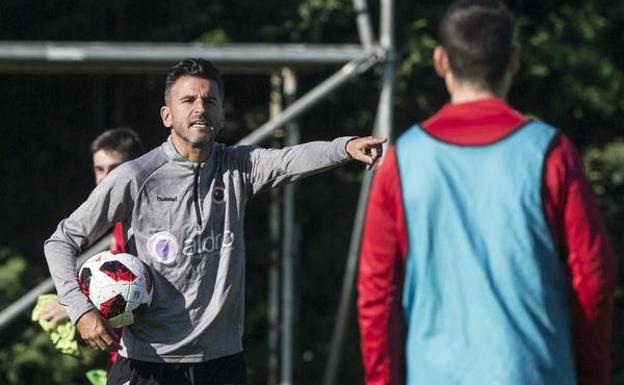 Iván Ania da instrucciones en un entrenamiento.