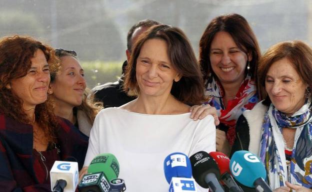 La diputada Carlolina Bescansa recibe el aplauso de su equipo tras anunciar que dimitirá como diputada.