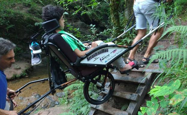 Imagen principal - Los &#039;Arrastrasillas&#039;: cumplir el sueño de pasear por la montaña