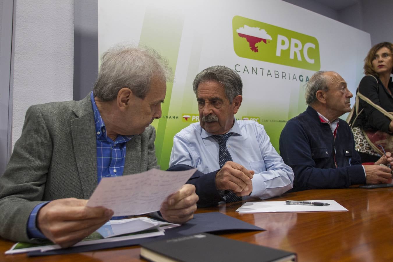 Revilla comunicó, tras anunciar su decisión a los miembros del Comité Ejecutivo del PRC, que volverá a ser candidato a la presidencia del Gobierno de Cantabria