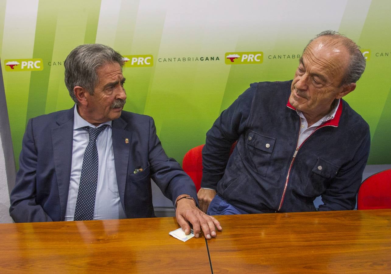 Revilla comunicó, tras anunciar su decisión a los miembros del Comité Ejecutivo del PRC, que volverá a ser candidato a la presidencia del Gobierno de Cantabria