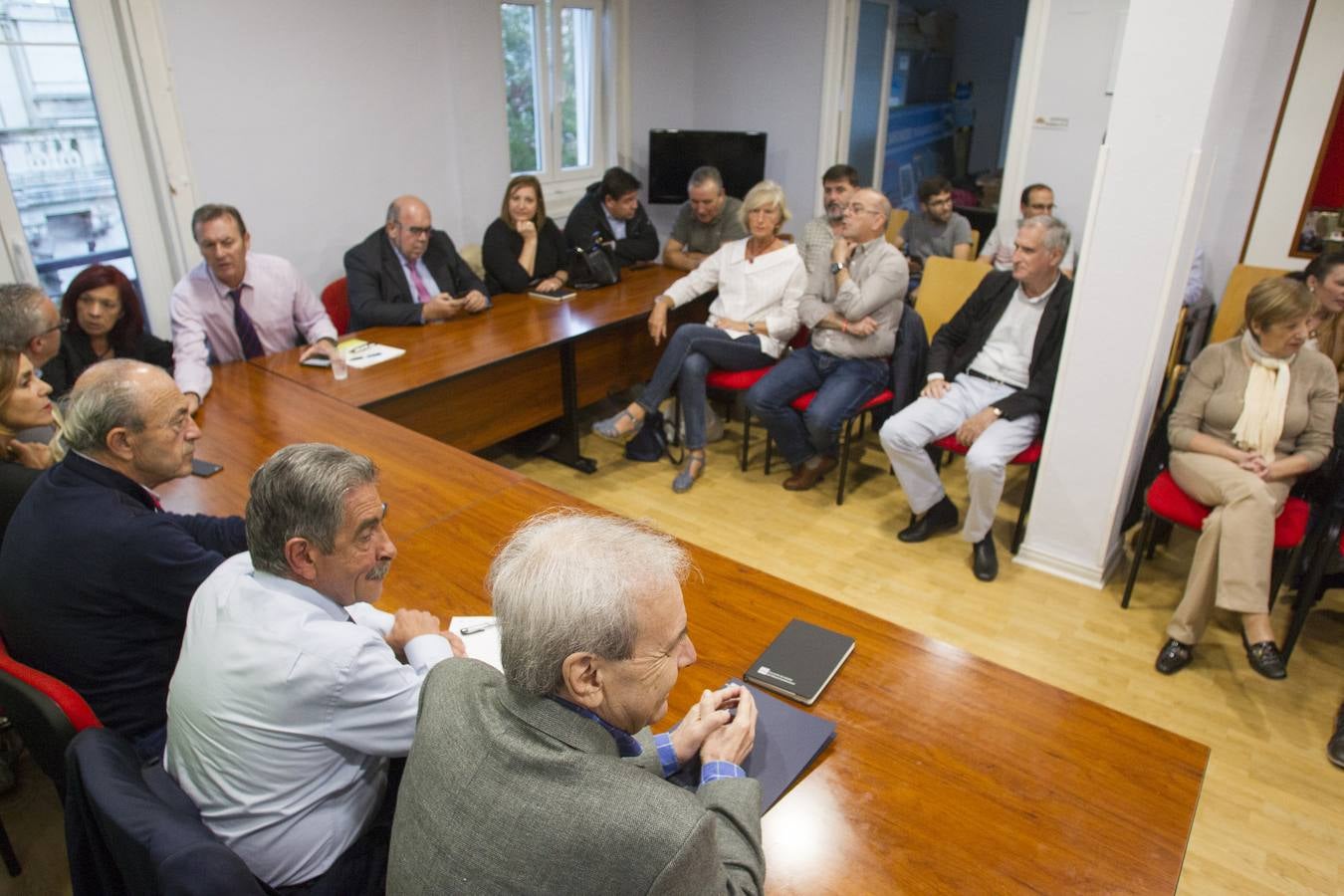 Revilla comunicó, tras anunciar su decisión a los miembros del Comité Ejecutivo del PRC, que volverá a ser candidato a la presidencia del Gobierno de Cantabria