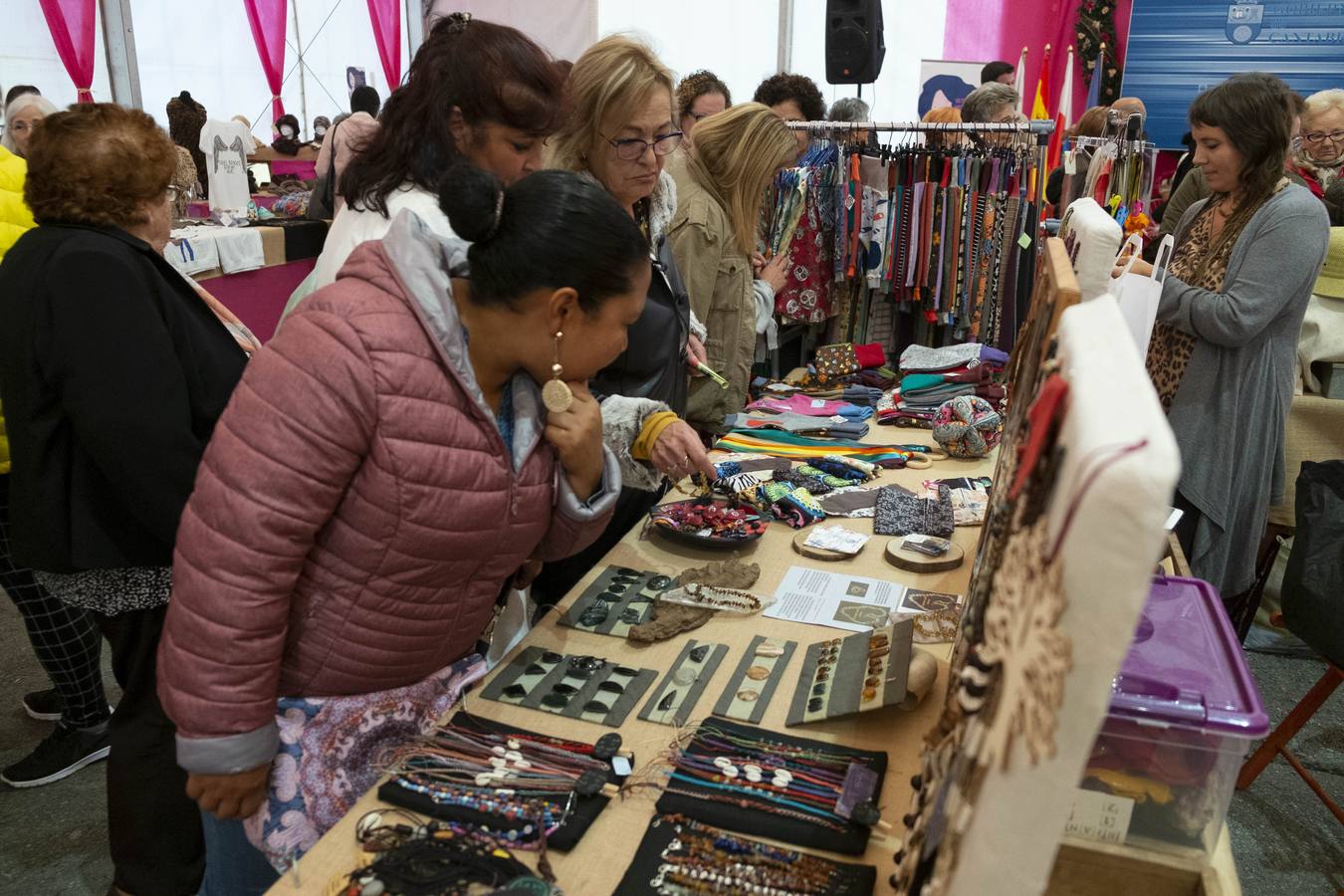Fotos: Inauguración de la VII Feria de Mujeres Artesanas y Emprendedoras de Cantabria en Renedo de Piélagos