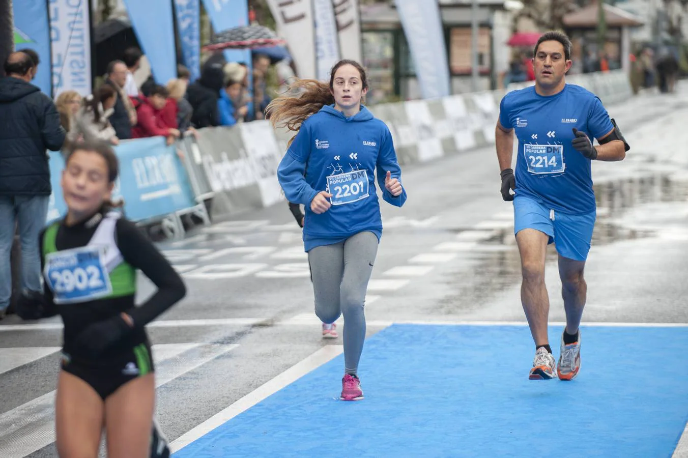 El mal tiempo no pudo con las ganas de hacer deporte y disfrutar de cientos de atletas de todas las edades y condiciones en Santander.