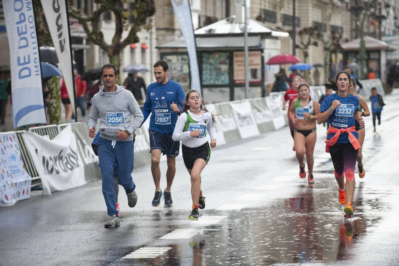 El mal tiempo no pudo con las ganas de hacer deporte y disfrutar de cientos de atletas de todas las edades y condiciones en Santander.