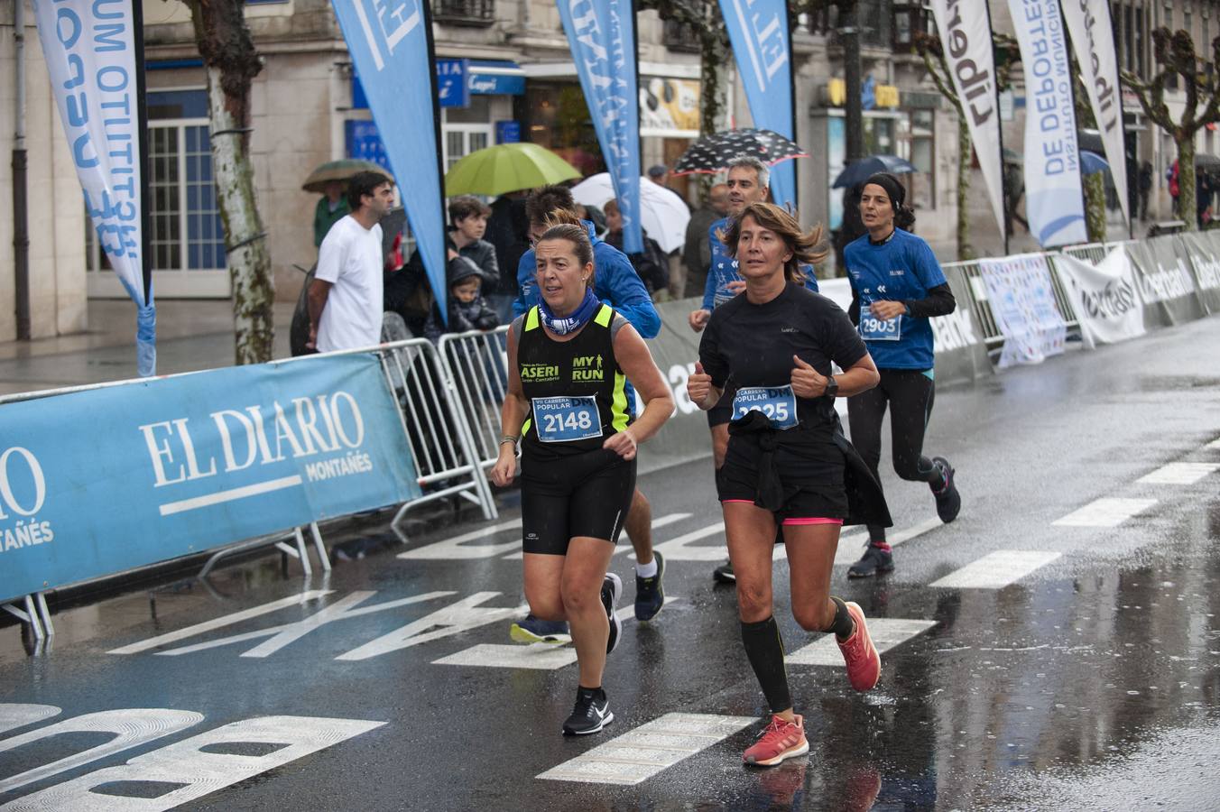 El mal tiempo no pudo con las ganas de hacer deporte y disfrutar de cientos de atletas de todas las edades y condiciones en Santander.