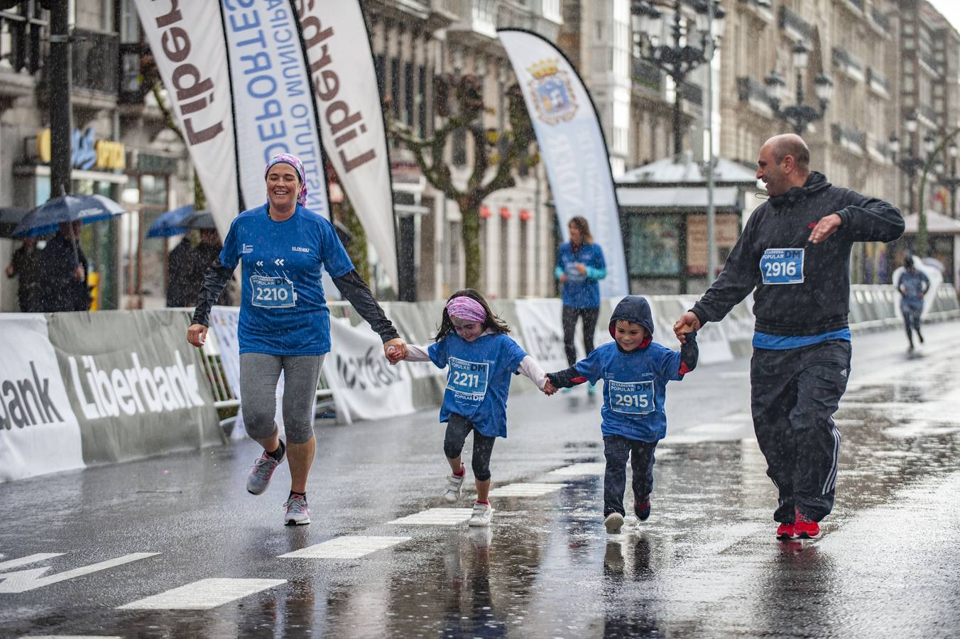 El mal tiempo no pudo con las ganas de hacer deporte y disfrutar de cientos de atletas de todas las edades y condiciones en Santander.