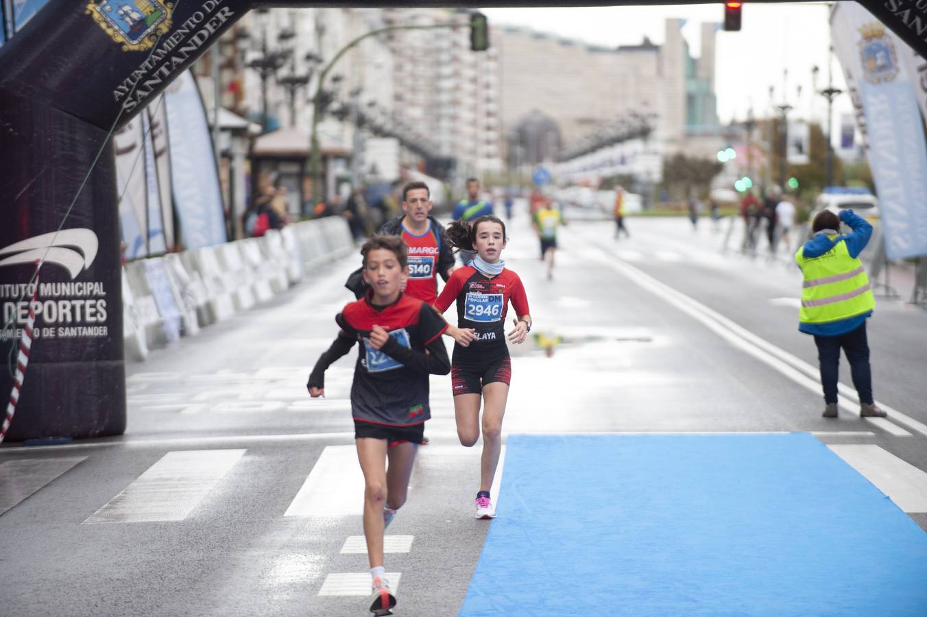 El mal tiempo no pudo con las ganas de hacer deporte y disfrutar de cientos de atletas de todas las edades y condiciones en Santander.