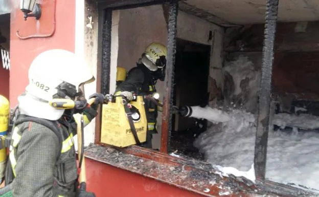 Imagen principal - Un guardia civil fuera de servicio salva a dos ancianos en un incendio en una vivienda de Argoños 