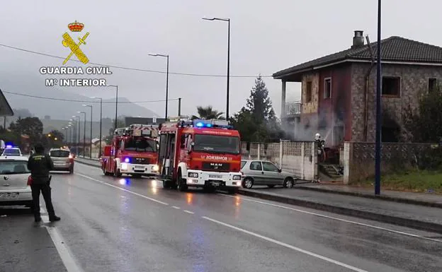 Los bomberos se encargaron de extinguir el incendio en la vivienda.