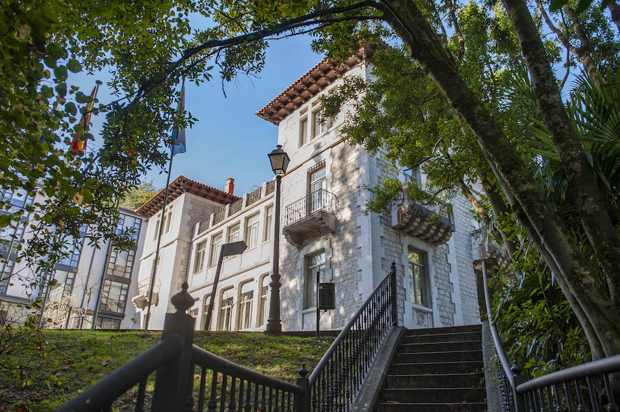 El Parador de Limpias abrió sus puertas en 2004 en el Palacio de Eguilior, ubicado en la finca de 'El Castañar'. El edificio es´a rodeado de un magnífico parque con singulares ejemplares arbóreos y dispone de 65 habitaciones. 