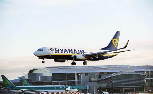 Boeing 737 de Ryanair aterrizando.
