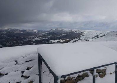 Imagen secundaria 1 - Este es el impresionante paisaje que hay hoy, lunes, desde el mirador de La Lora (Valderredible).