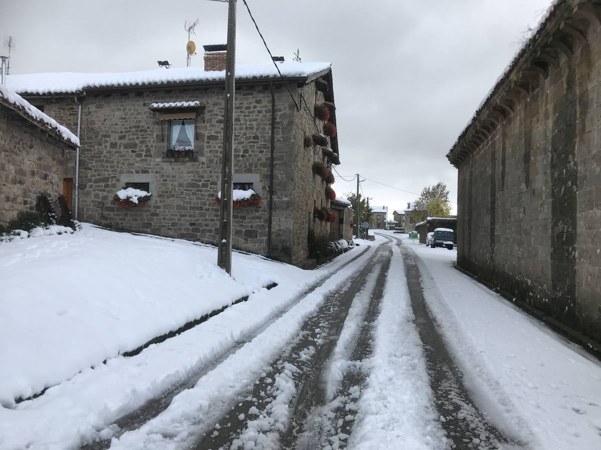 Las nevadas del fin de semana dejan impresionantes imágenes de pueblos teñidos de blanco en el sur de Cantabria. Desde Arroyo a Bustasur, un recorrido por estos paisajes de un invierno adelantado