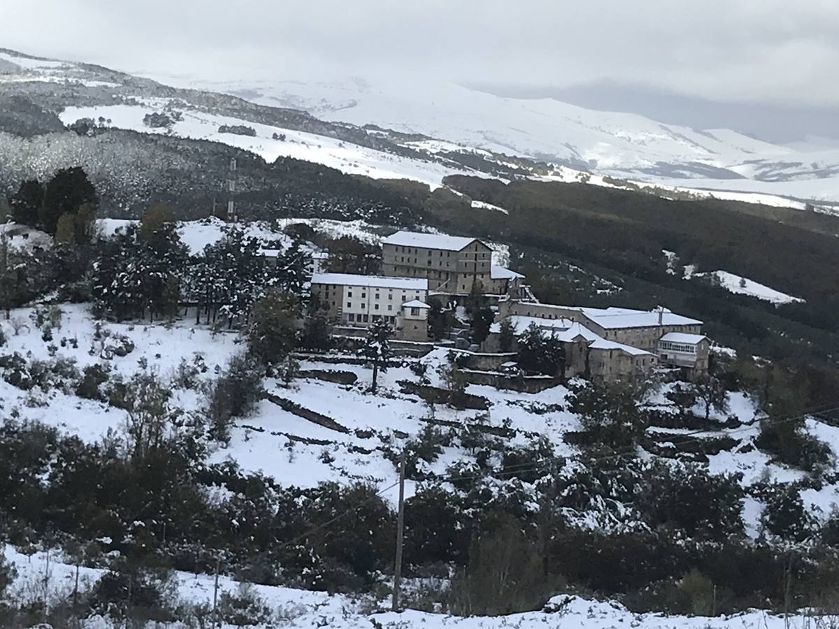 Las nevadas del fin de semana dejan impresionantes imágenes de pueblos teñidos de blanco en el sur de Cantabria. Desde Arroyo a Bustasur, un recorrido por estos paisajes de un invierno adelantado